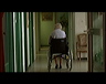 hall_femme_chariot_de_dos
